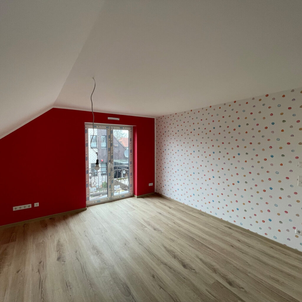 Zimmer mit frischer Tapete