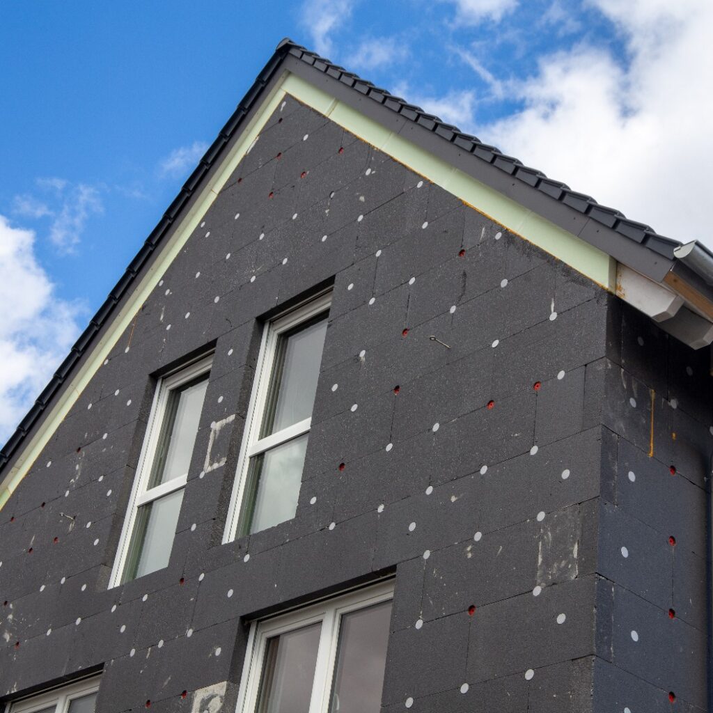 Wärmedämmung einer Hausfassade an einem Einfamilienhaus